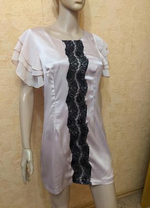 Атласное платье с кружевом воланом