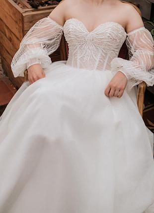Свадебное платье с рукавами и пышным низом