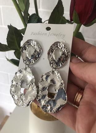 Серьги металлические, бижутерия.