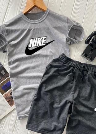 Летный серый спортивный костюм nike с принтом на грудь найк серый летний спортивный костюм nike серый костюм найк