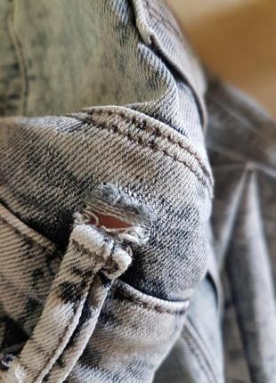 Стильные джинсовые брюки с орнаментом9 фото