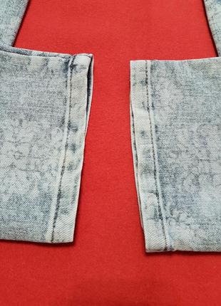 Стильные джинсовые брюки с орнаментом5 фото
