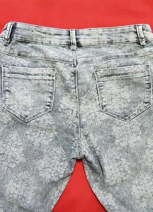 Стильные джинсовые брюки с орнаментом6 фото