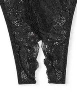 Кружевные бразильские трусики с блестящим ремешком без промежности