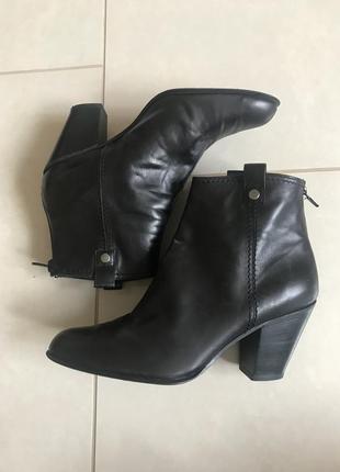 Черевики шкіряні ботильйони дивовижні stuart weitzman розмір 37,5