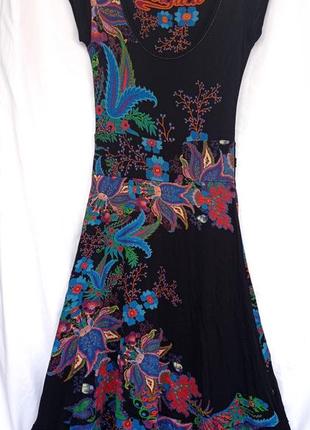 Летнее черное платье миди с разноцветным цветочным орнаментом desigual2 фото