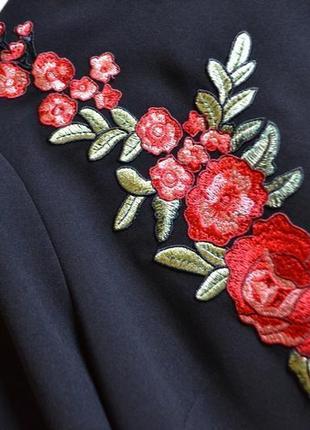 Трендовое стильное черное платье с вышивкой цветы2 фото