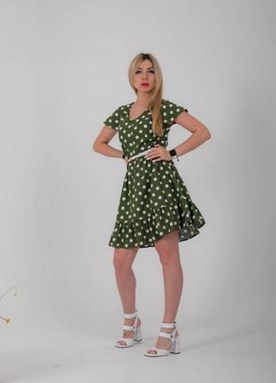 Короткое летнее платье из льна зеленое в белый горох1 фото