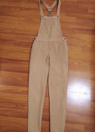 Комбінезон джинсовий з штанами на підтяжках персиковий бежевий2 фото