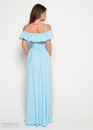 Голубое длинное платье с открытыми плечами3 фото