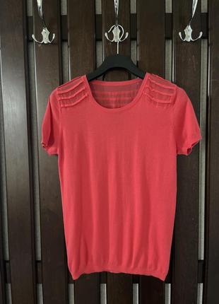 Коралловая футболка в  ⁇  повязке