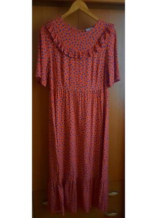 Довга сукня ярусна у квітковий принт