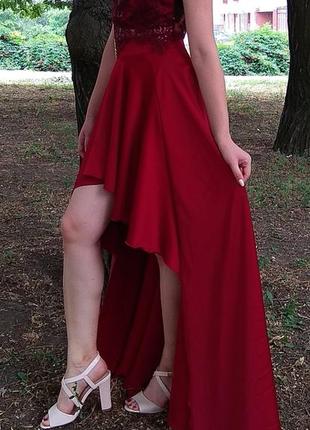 Сукня на випускникний