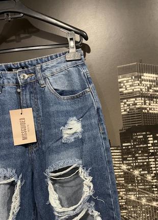 Стильные женские джинсы с вырезами7 фото
