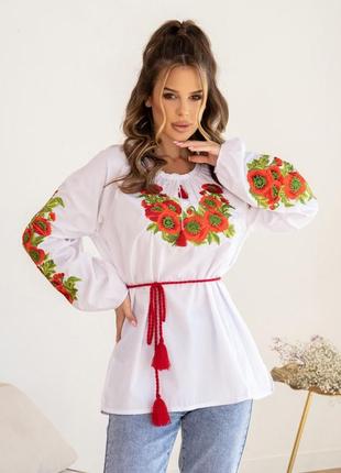 Белая свободная вышиванка с цветами
