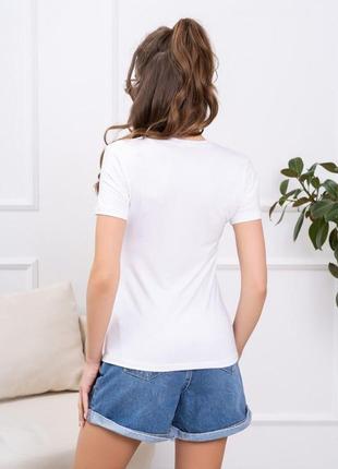 Белая трикотажная футболка с надписью3 фото
