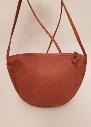 Стильна акуратна шкіряна сумочка за типом нубук коньячного кольору2 фото