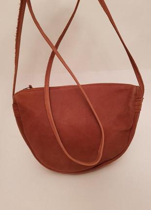 Стильная аккуратная кожаная сумочка по типу нубук коньячного цвета9 фото