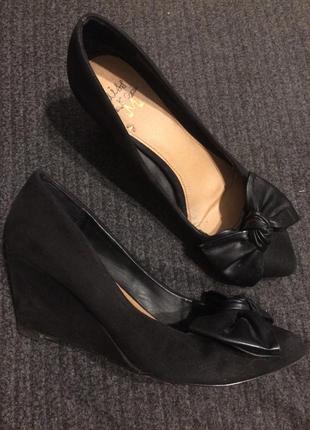 Miss kg kurt geiger замшеві туфлі на танкетці платформі