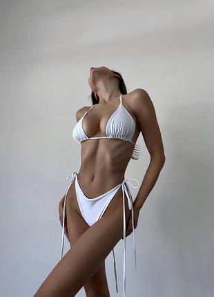 Білий базовий купальник бікіні на зав’язках