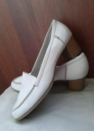 Женские белые кожаные  летние туфли, на среднюю или широкую полную ногу.1 фото