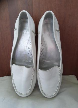 Женские белые кожаные  летние туфли, на среднюю или широкую полную ногу.9 фото