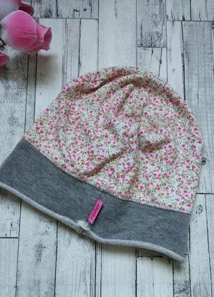 Детская шапка raster для девочки с цветком серая с цветочным принтом размер 49-51 (2-4 года)3 фото