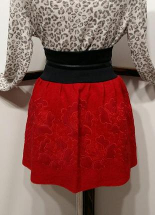 Красная юбка мини с красивой вышивкой2 фото
