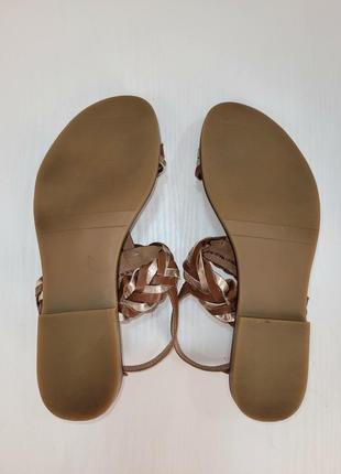 Стильні золотисті босоніжки, плетіння