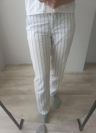 Белые льняные брюки в полоску