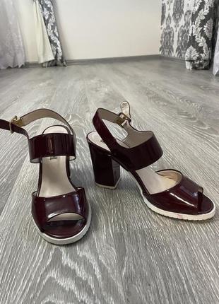 Босоніжки на підборах