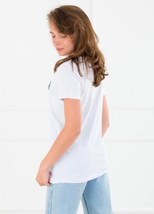 Женская белая футболка с принтом