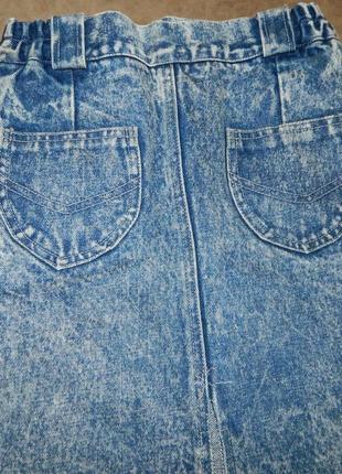 Спідниця джинсова на дівчинку-підлітка з камінчиками біля кишень.4 фото