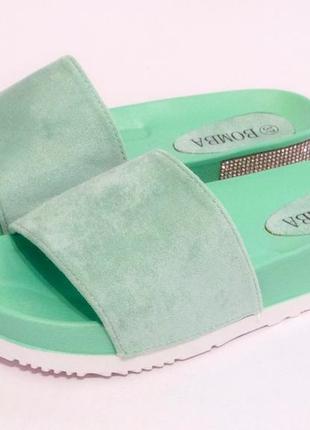 Женские летние шлепанцы со стразами светло-зеленого цвета