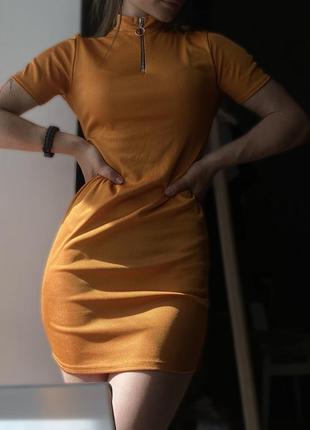 Помаранчева сукня в рубчик