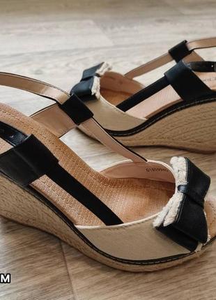 Нові босоніжки на танкетці