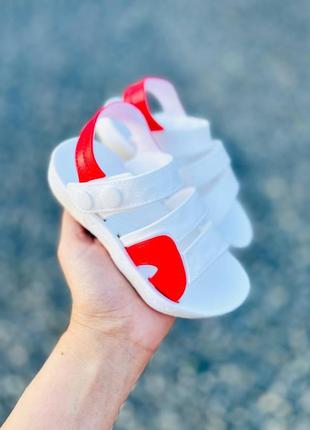 Невероятно стильные
силиконовые сандалии1 фото
