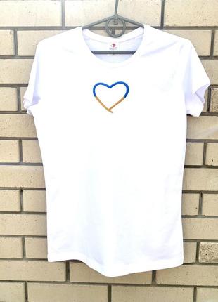 Женская футболка с вышивкой сердечко