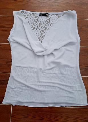 Ошатна біла блузка з прозорою спинкою