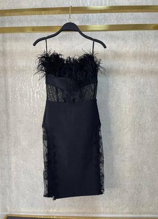 Чёрное бандажное платье с перьями9 фото