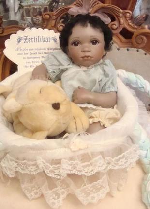 Очаровательная фарфоровая кукла в корзине с львёнком германия №40