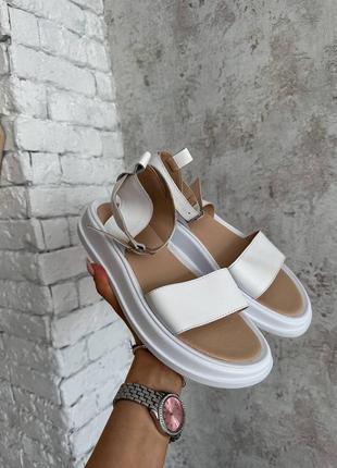 Стильні білі жіночі босоніжки/сандалі на товстій підошві шкіряні/шкіра - жіноче взуття на літо