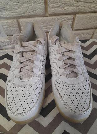 Кросівки на юсб зарядці