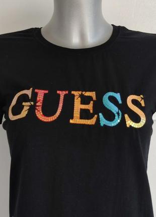 Футболка guess чорного кольору з вишивкою4 фото