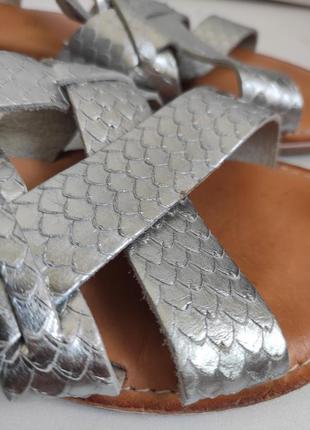 Шкіряні сандалі next сріблястого кольору на низькому ходу7 фото