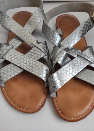Шкіряні сандалі next сріблястого кольору на низькому ходу5 фото