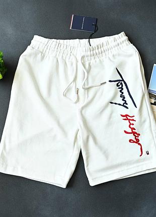Мужское белое шорты Tommy hilfiger с вышитым логотипом белые мужские шорты Tommy hilfiger с вышитым лого