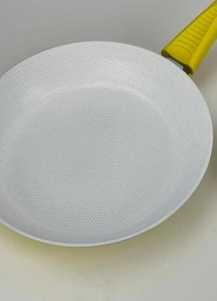 Сковорода з керамічним покриттям 22 см. barton steel bs-7522 yellow4 фото