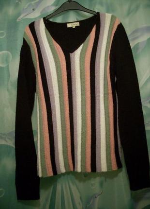 Кофта с вырезом