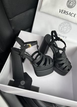 Босоніжки в стилі versace